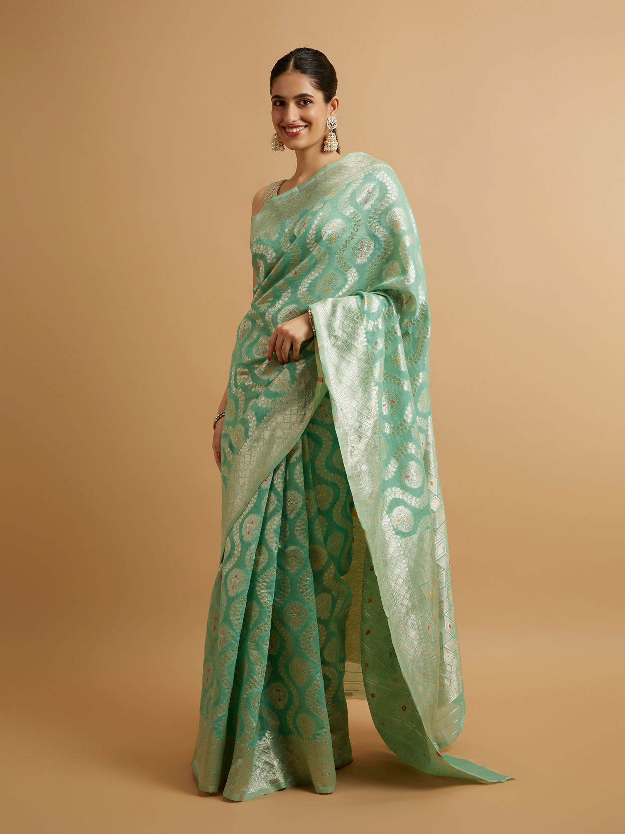 alt message - Mohey Women Sea Green Floral Leaf Patterned Saree with Jaal Pattern image number 2